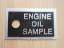 Hinweisschild "ENGINE OIL SAMPLE"