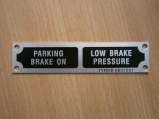 Hinweisschild "PARKING Brake On - LOW Brake"