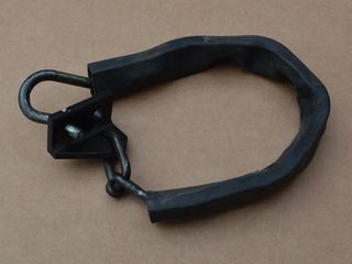 Haltekette mit Montagewinkel links Heckklappe HMMWV