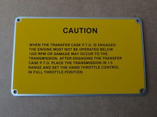 Hinweisschild "CAUTION" max. P.T.O. Drehzahl M900 Serie